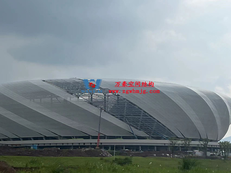 兩江新區(qū)加快建設(shè)龍興足球場(chǎng)（標(biāo)準(zhǔn)不降、工期不延、確保年底建成）