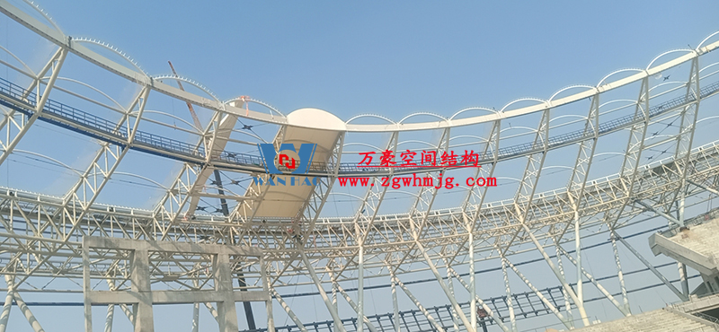 襄陽(yáng)奧體中心膜結(jié)構(gòu)工程鋼結(jié)構(gòu)接近尾聲，膜結(jié)構(gòu)開(kāi)始安裝