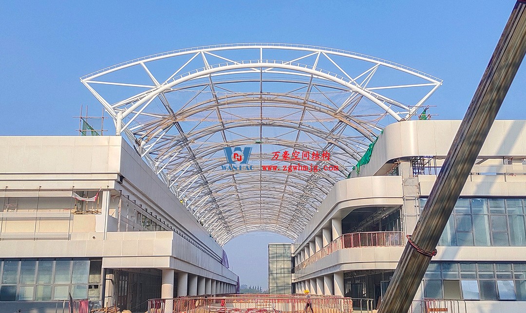 海南醫(yī)學(xué)院第一附屬醫(yī)院江東新院區(qū)連廊天幕順利完工 海南醫(yī)學(xué)院第一附屬醫(yī)院江東新院區(qū)連廊天幕順利完工