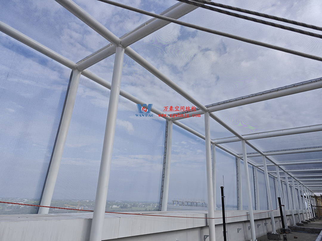 聚焦工程高質(zhì)量建設(shè)，這個網(wǎng)格織物幕墻正在施工安裝中