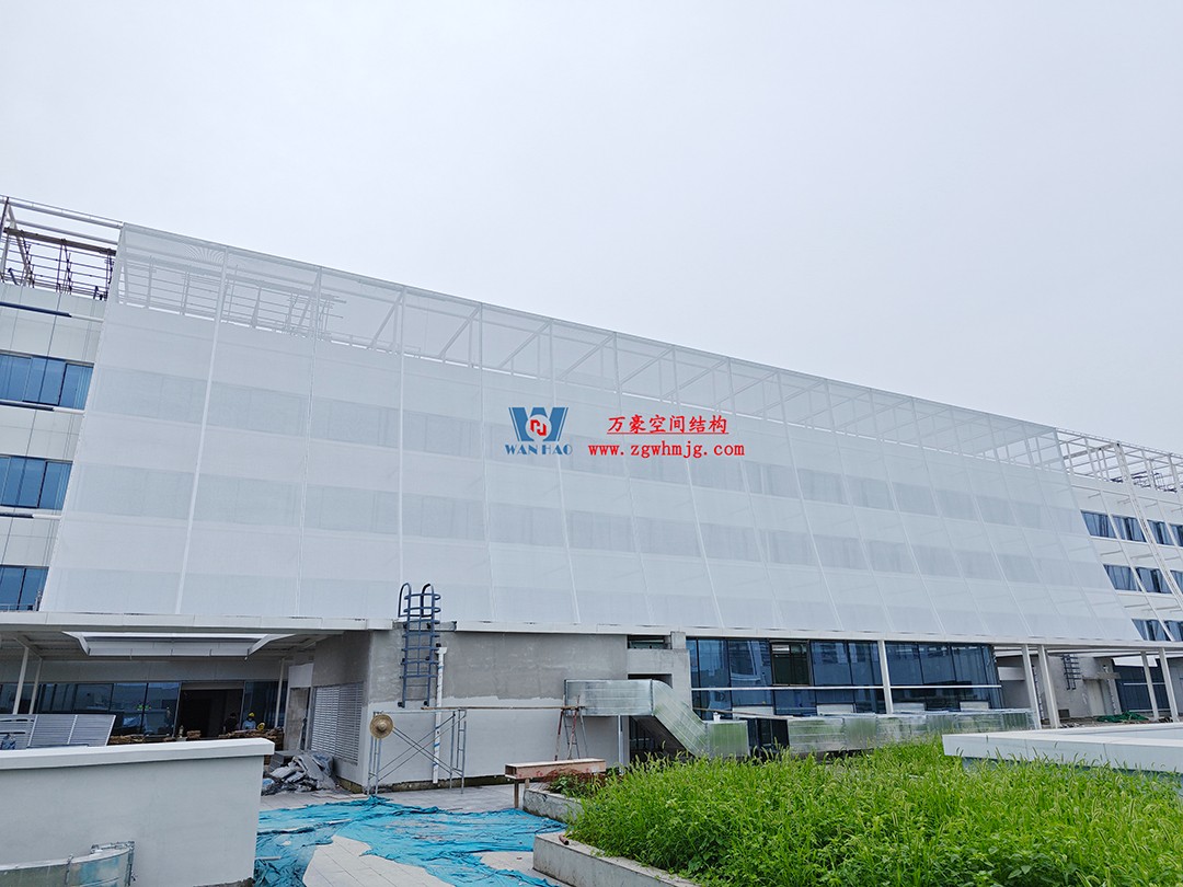 聚焦工程高質(zhì)量建設(shè)，這個網(wǎng)格織物幕墻正在施工安裝中