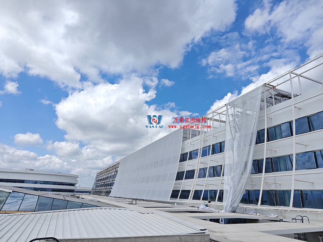 聚焦工程高質(zhì)量建設(shè)，這個網(wǎng)格織物幕墻正在施工安裝中