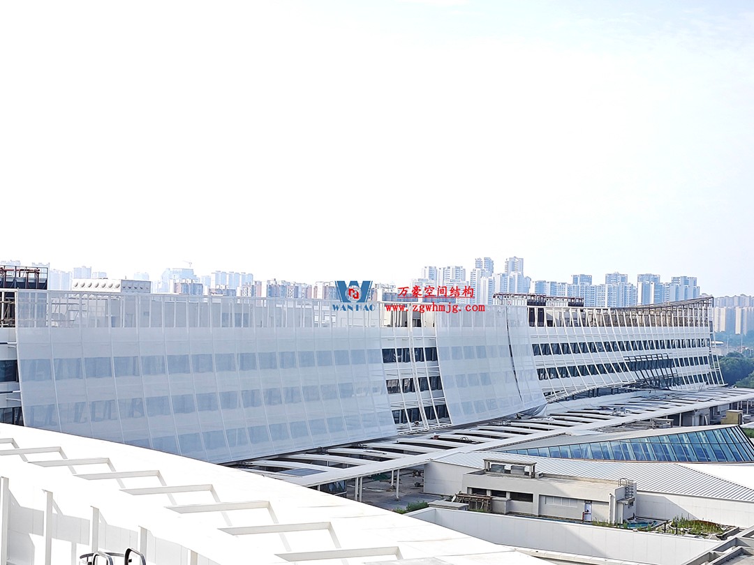 聚焦工程高質(zhì)量建設(shè)，這個網(wǎng)格織物幕墻正在施工安裝中