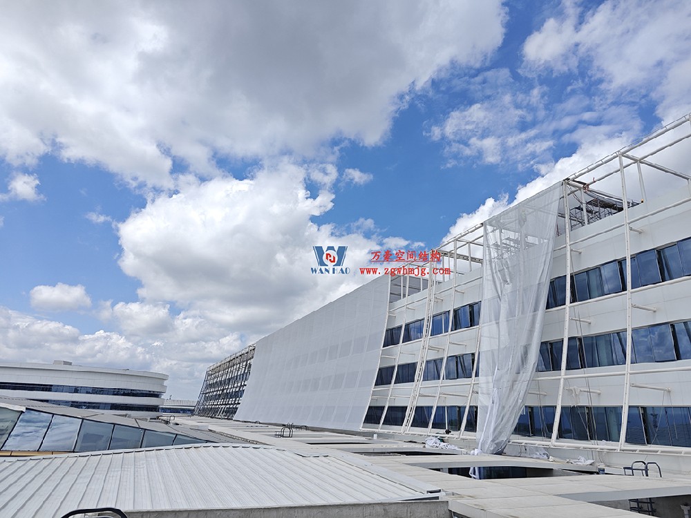 聚焦工程高質(zhì)量建設(shè)，這個網(wǎng)格織物幕墻正在施工安裝中