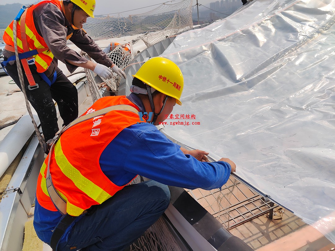 提檔提速，ETFE氣枕膜結(jié)構(gòu)天窗正在火熱施工安裝中