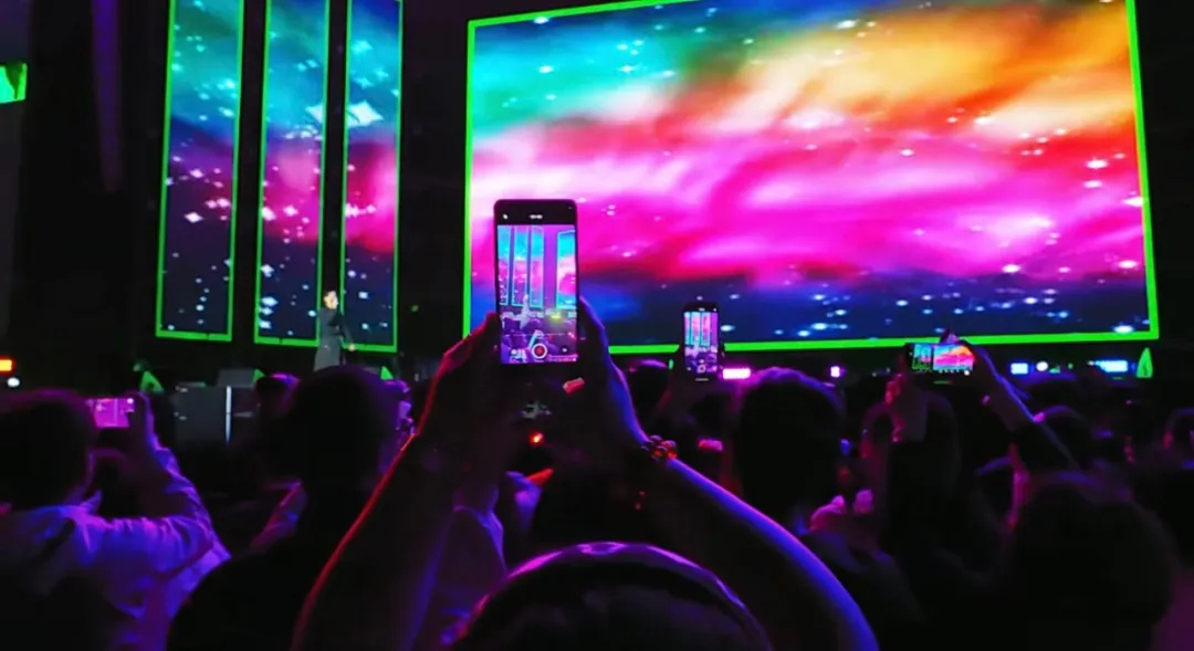 平陽體育中心群星演唱會(huì)！超萬人圍觀，現(xiàn)場(chǎng)火爆High唱！