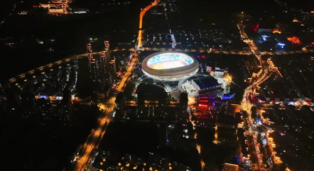 平陽體育中心群星演唱會(huì)！超萬人圍觀，現(xiàn)場(chǎng)火爆High唱！