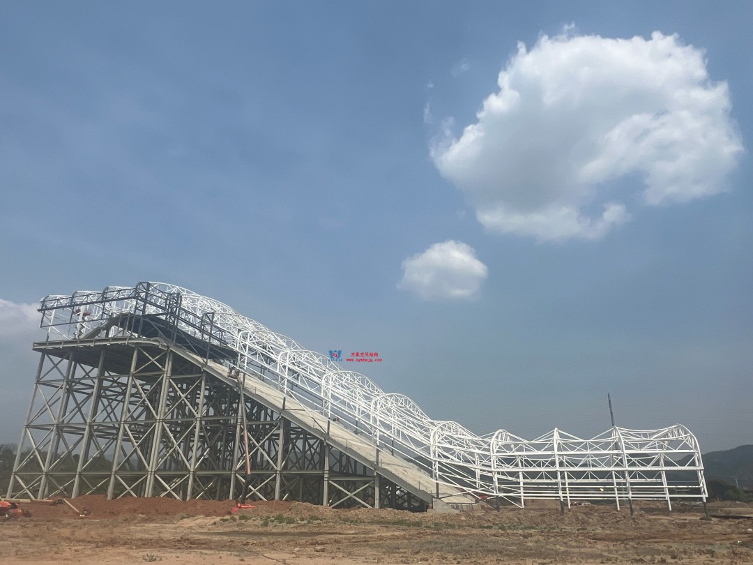 馭風(fēng)逐沙，織就賽道美學(xué)——比亞迪紹興嵊州賽車場干拔沙坡觀景平臺鋼膜結(jié)構(gòu)