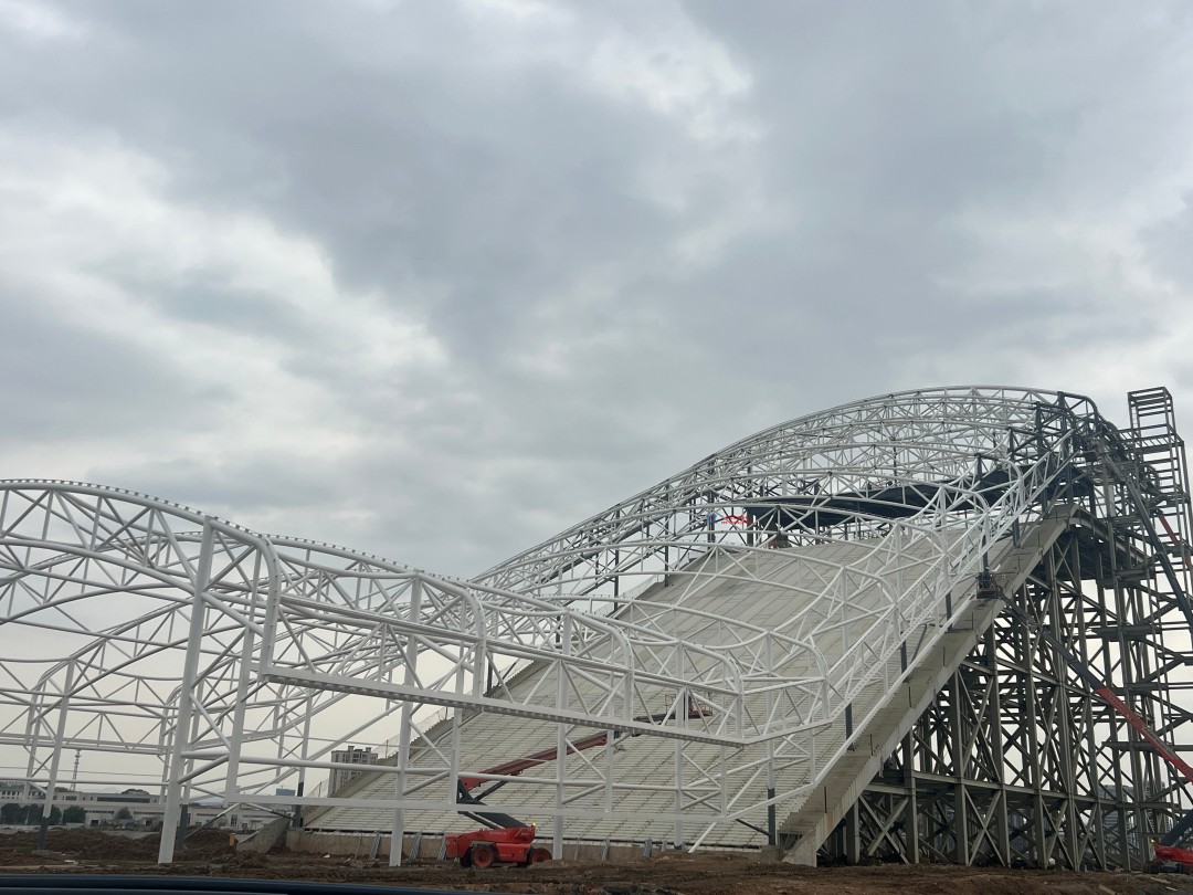 馭風(fēng)逐沙，織就賽道美學(xué)——比亞迪紹興嵊州賽車場干拔沙坡觀景平臺鋼膜結(jié)構(gòu)