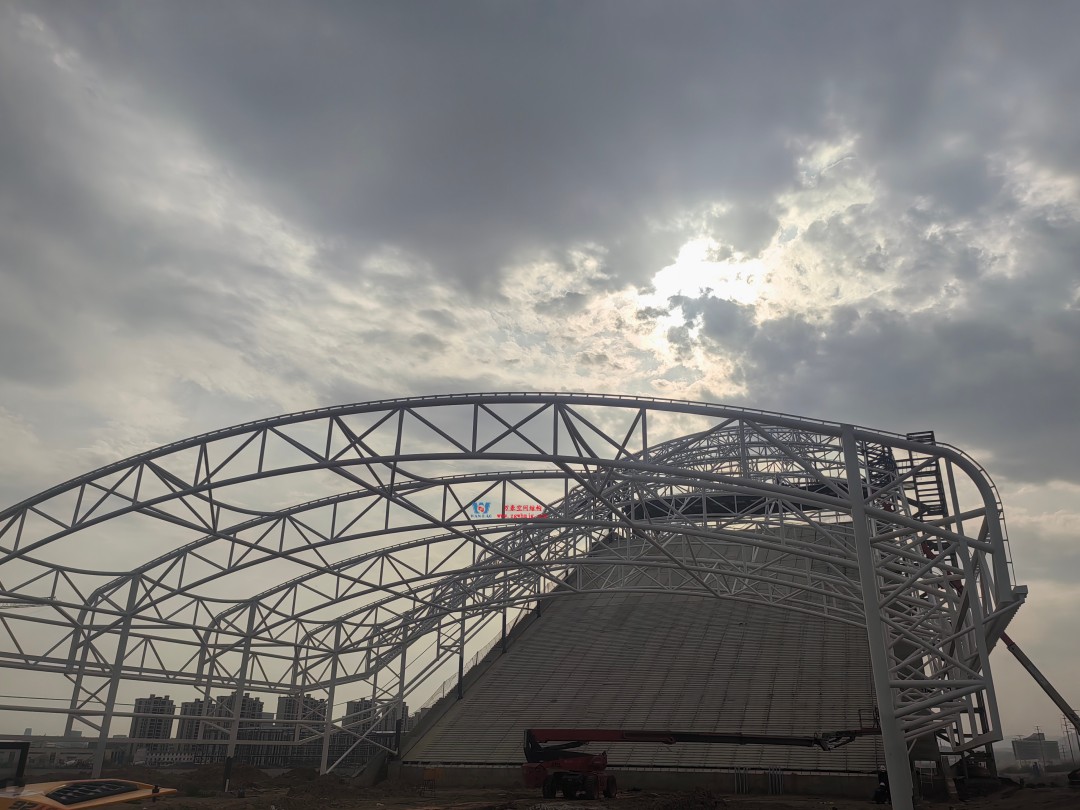 馭風(fēng)逐沙，織就賽道美學(xué)——比亞迪紹興嵊州賽車場干拔沙坡觀景平臺鋼膜結(jié)構(gòu)