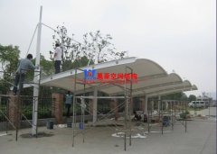 膜結(jié)構(gòu)車棚布怎么施工安裝？膜結(jié)構(gòu)車棚布安裝注意事項