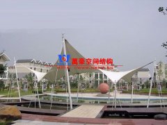 膜結(jié)構(gòu)遮陽棚有哪些特點(diǎn)？哪些場所可以使用膜結(jié)構(gòu)遮陽蓬？