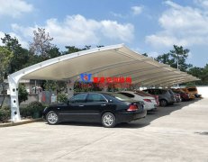 為何膜結(jié)構(gòu)車棚越來越受歡迎？小轎車車棚為什么都選用膜結(jié)構(gòu)車棚？