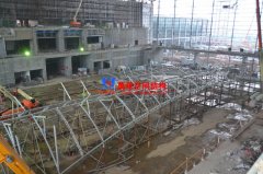 國內最大單體反吊膜結構火熱拼裝、吊裝中