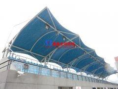 張拉膜看臺(tái)有什么哪些優(yōu)點(diǎn)？張拉膜看臺(tái)施工時(shí)有哪些注意事項(xiàng)？