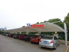 汽車車棚有哪幾種種類形式？為什么膜結(jié)構(gòu)車棚會(huì)成為汽車車棚優(yōu)選？