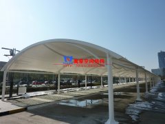 膜結(jié)構(gòu)車(chē)棚防震性能如何？膜結(jié)構(gòu)車(chē)棚能扛得住地震嗎？