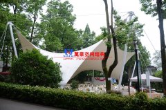 如何操作來保證膜結(jié)構(gòu)工程能承受一定的外荷載？